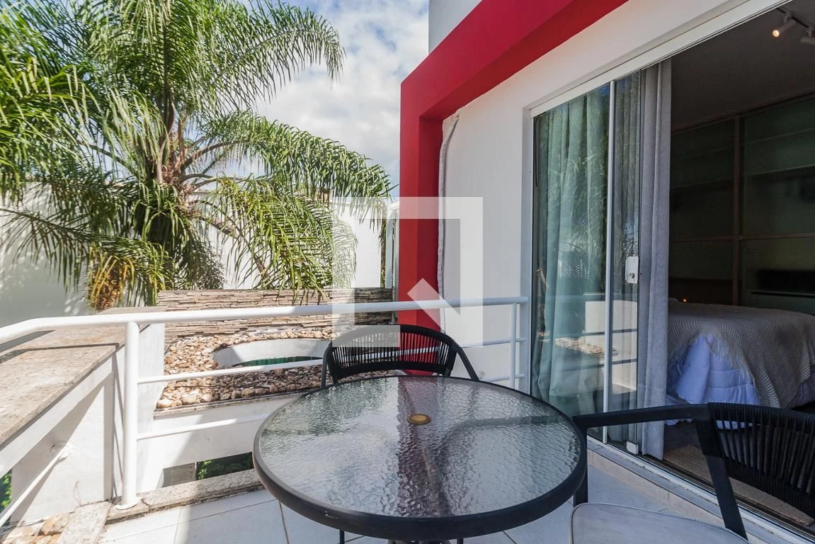Furnished studio in a building with a pool — photo 17