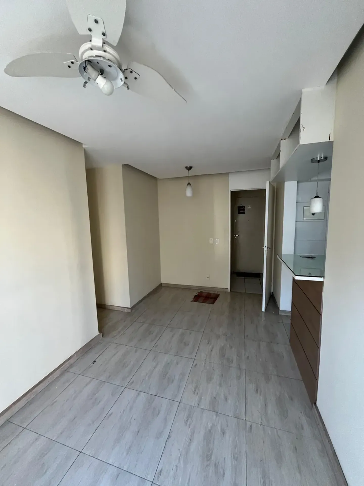 2-bedroom apartment in a building with a gym — photo 10