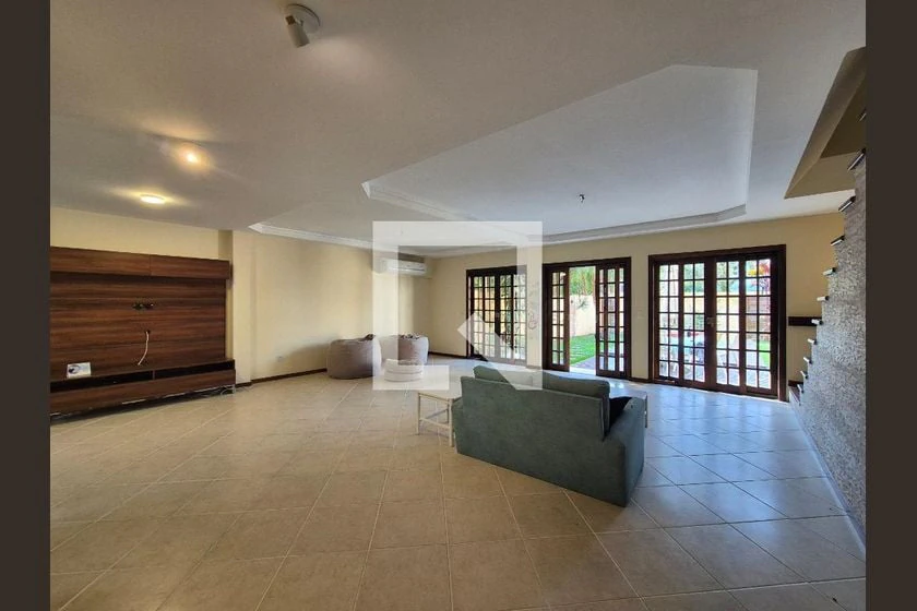 Sobrado com 3 suítes e 280 m² com 2 vagas