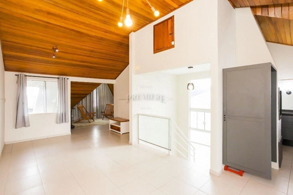 4-bedroom house with a walk-in closet in Curitiba — photo 24