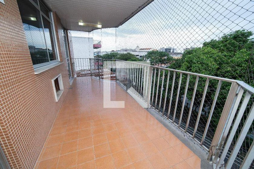 90 m² apartment with a park view and a bathtub