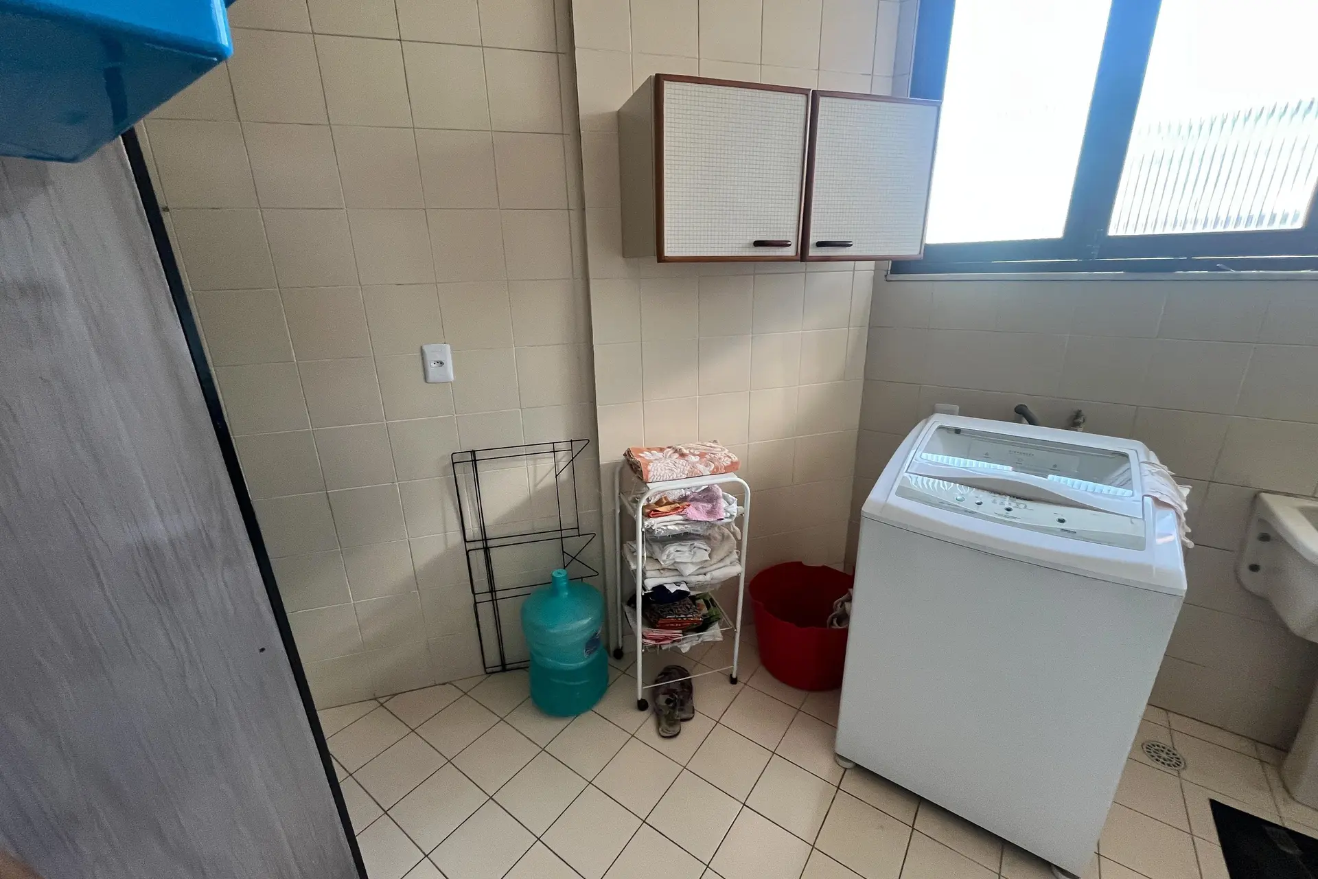 Furnished 3-bedroom apartment with laundry area — photo 70