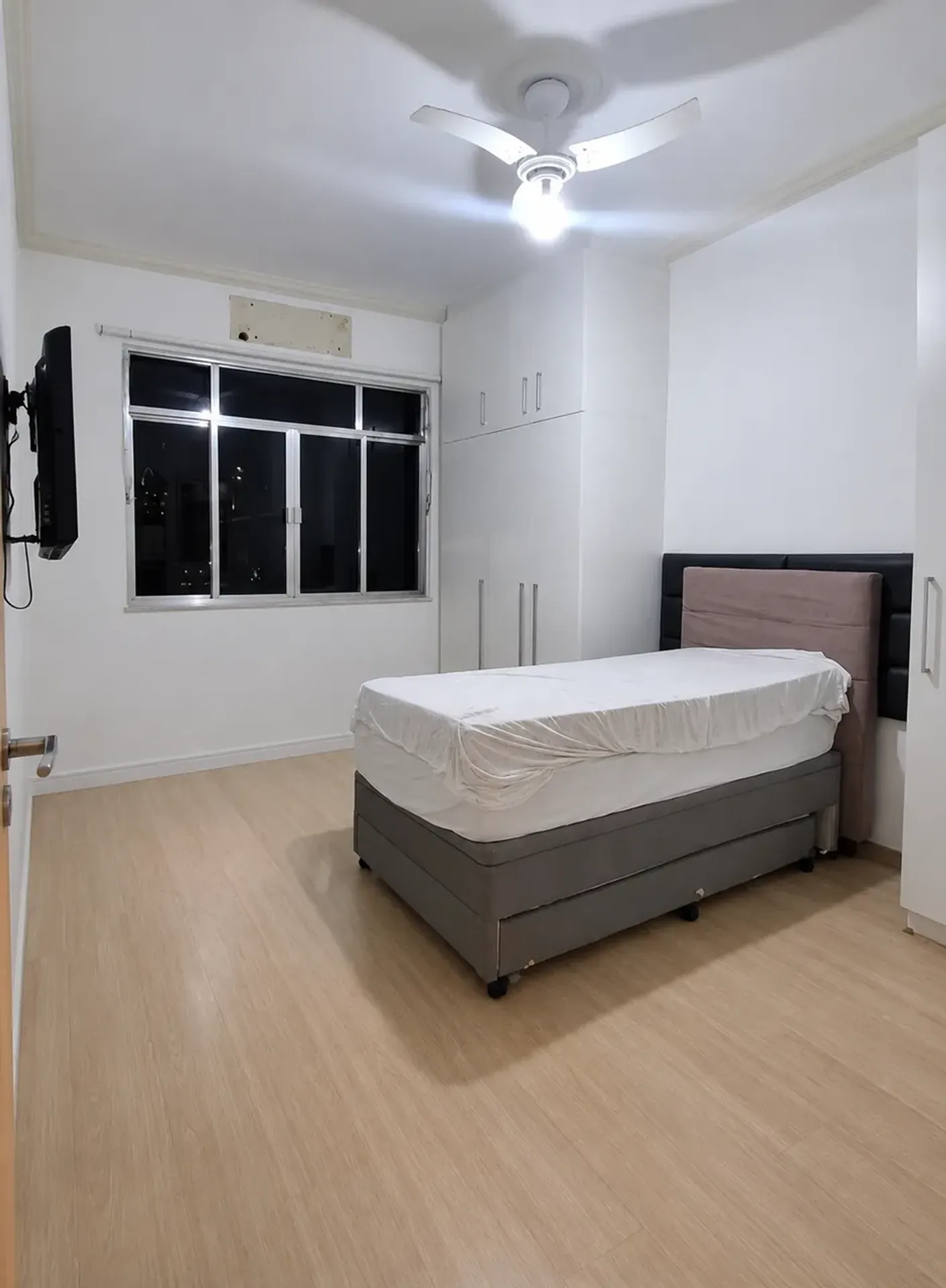 3-bedroom apartment with 2 bathrooms and glass balcony — photo 32