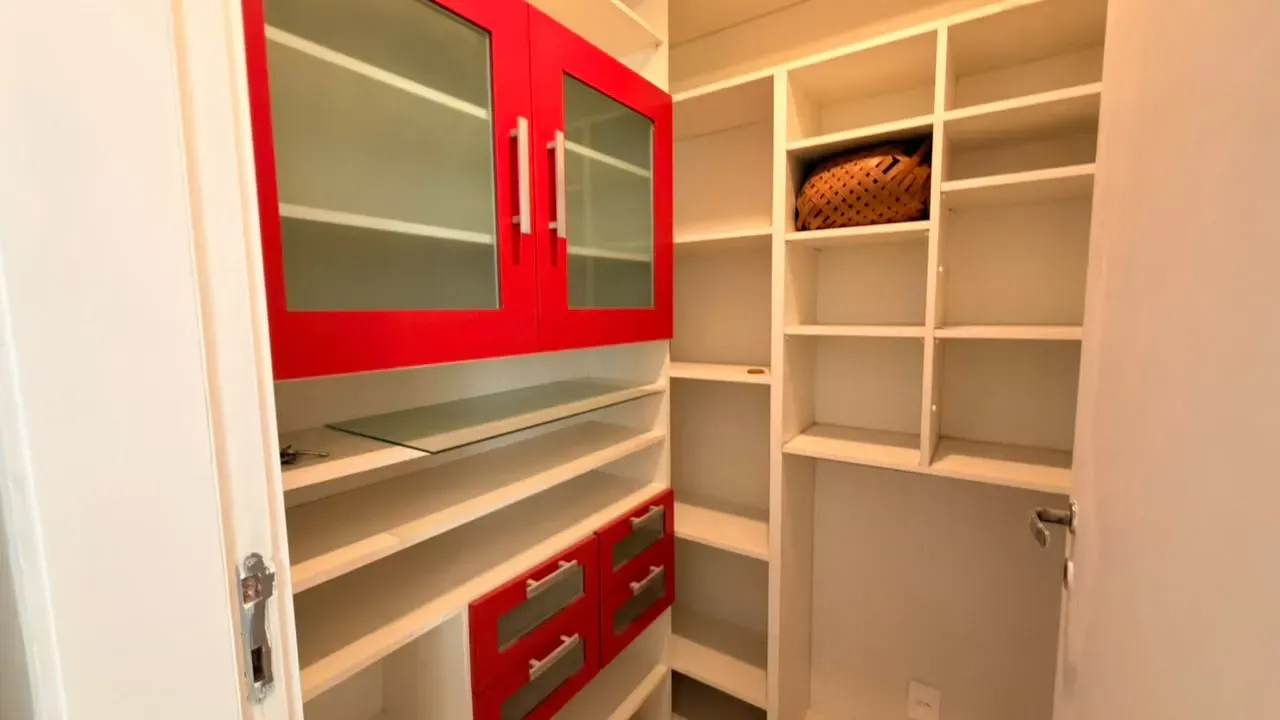 575 m² apartment with 5 en-suite bedrooms and glass balcony — photo 25