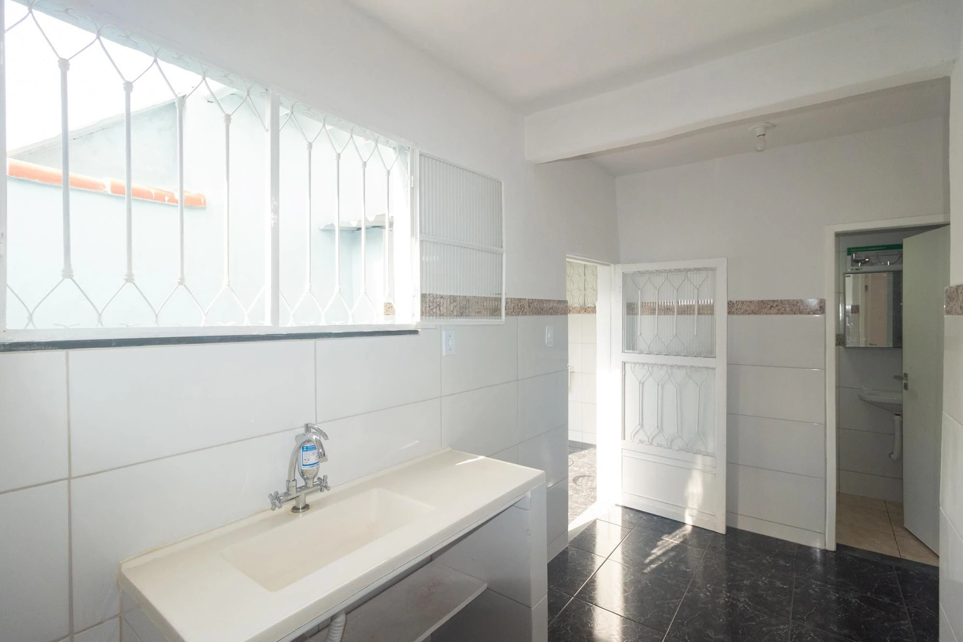 Unfurnished house with 1 bedroom and 1 bathroom — photo 2
