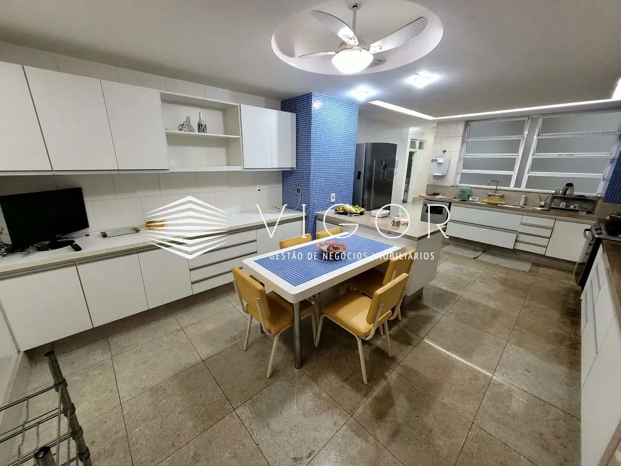 Furnished 347 m² apartment on the 2nd floor, 4 bedrooms — photo 2