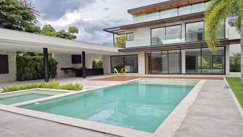Triplex house with 6 en-suite bedrooms and 9 bathrooms — photo 13