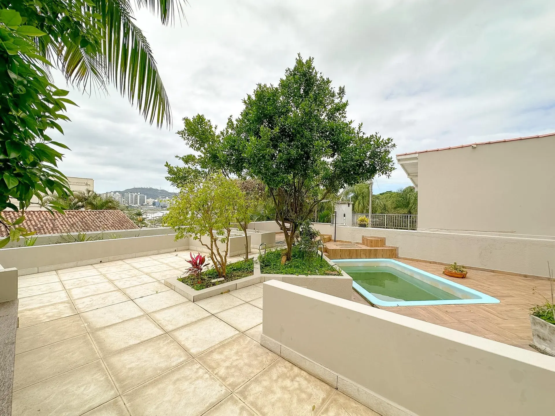 Furnished house, 250 m², with a bathtub — photo 35