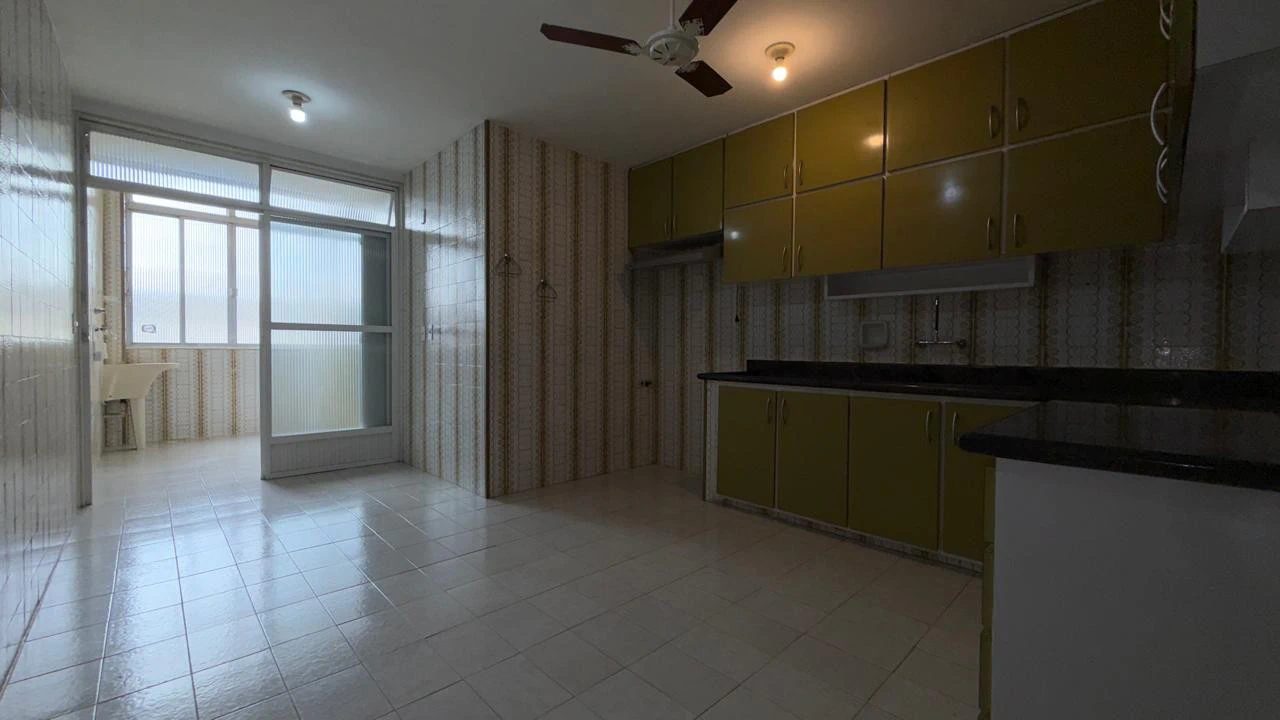 Wood or laminate floors in a 3-bedroom apartment, 157 m² — photo 6