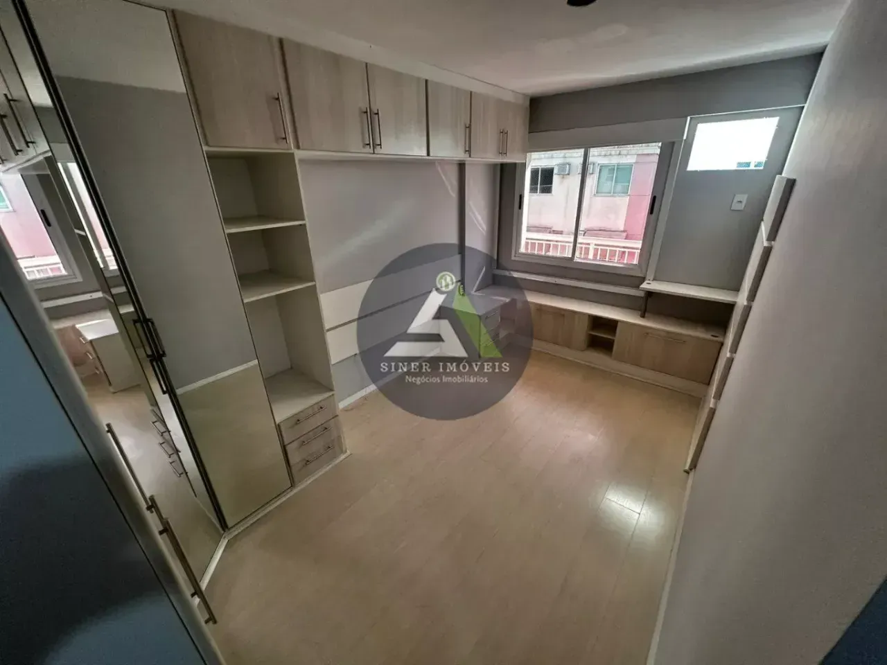 Furnished apartment with 2 bedrooms and a work desk — photo 3