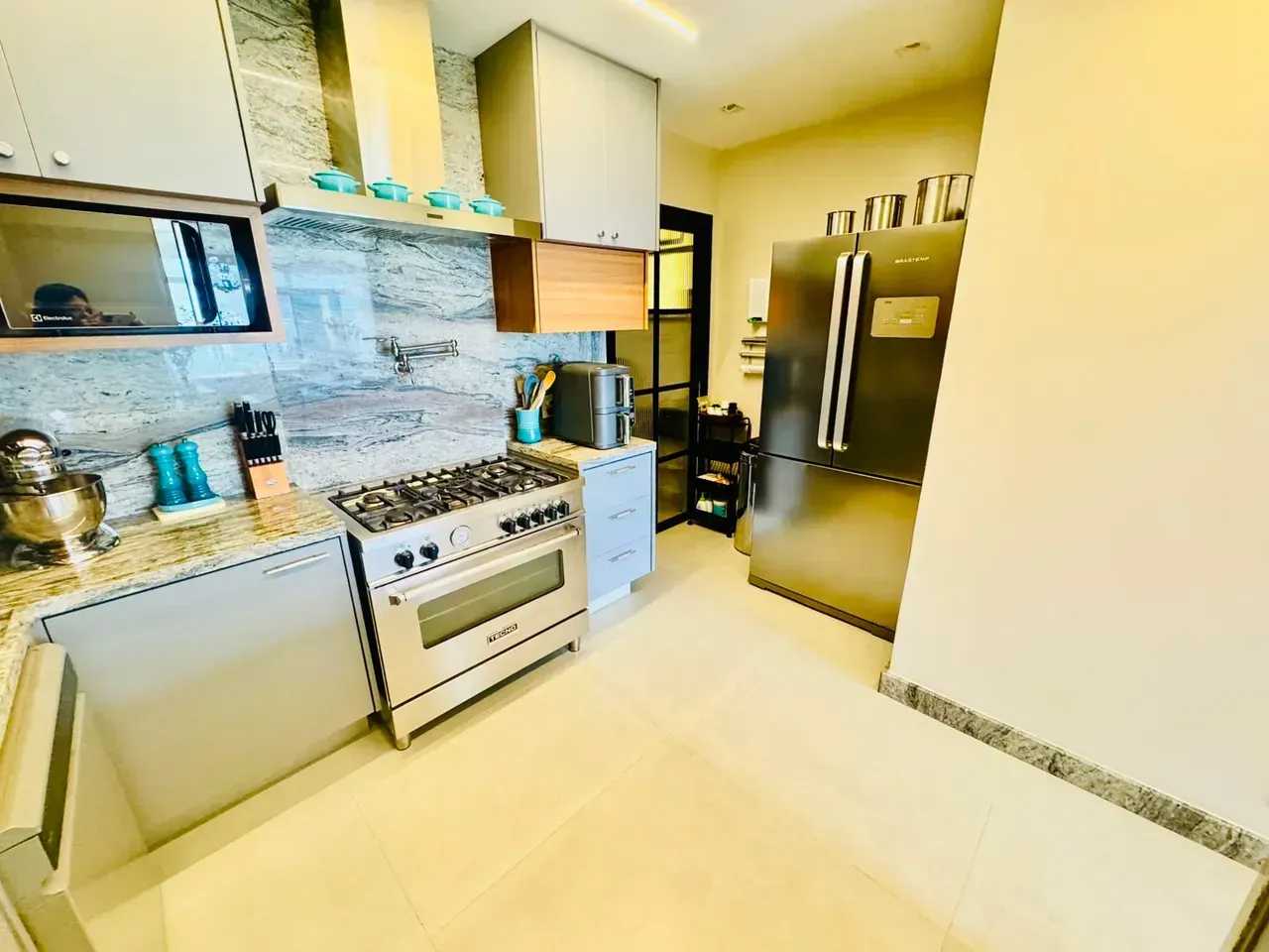 Furnished 3-bedroom apartment with 3 bathrooms — photo 12