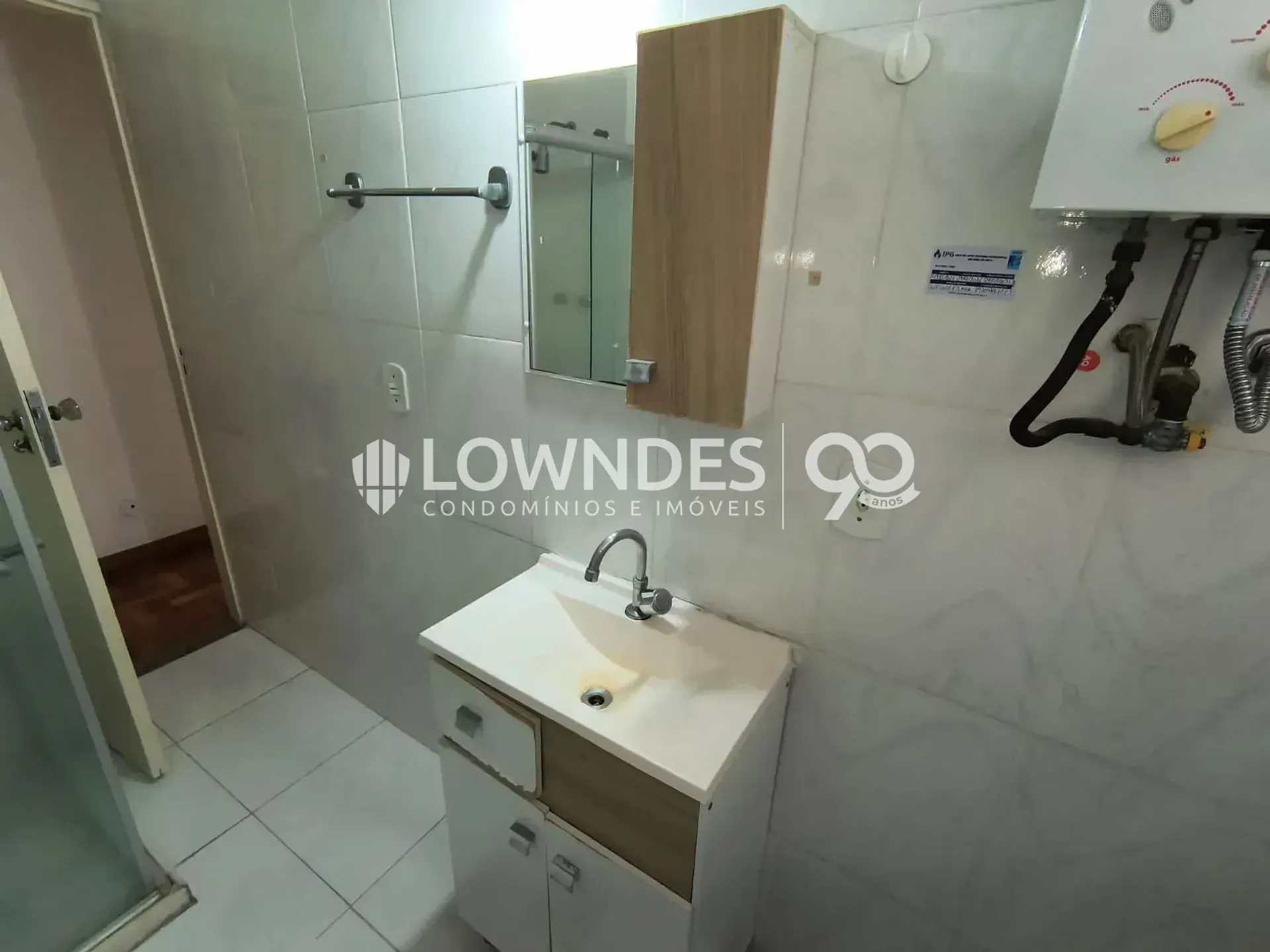 3-bedroom apartment with wood or laminate floors — photo 6