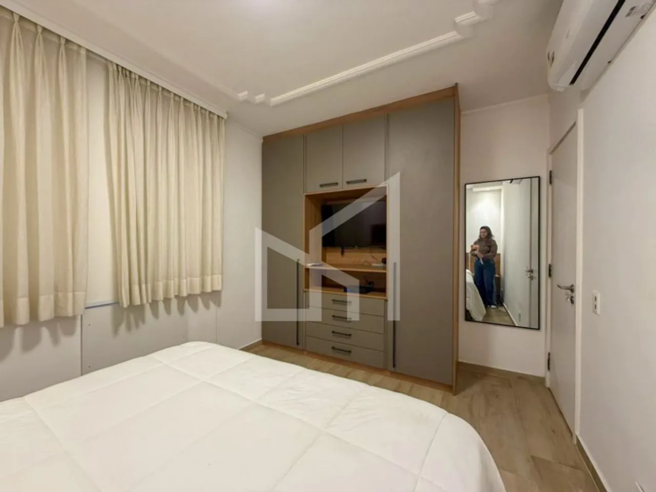 Furnished apartment with a glassed-in balcony — photo 10