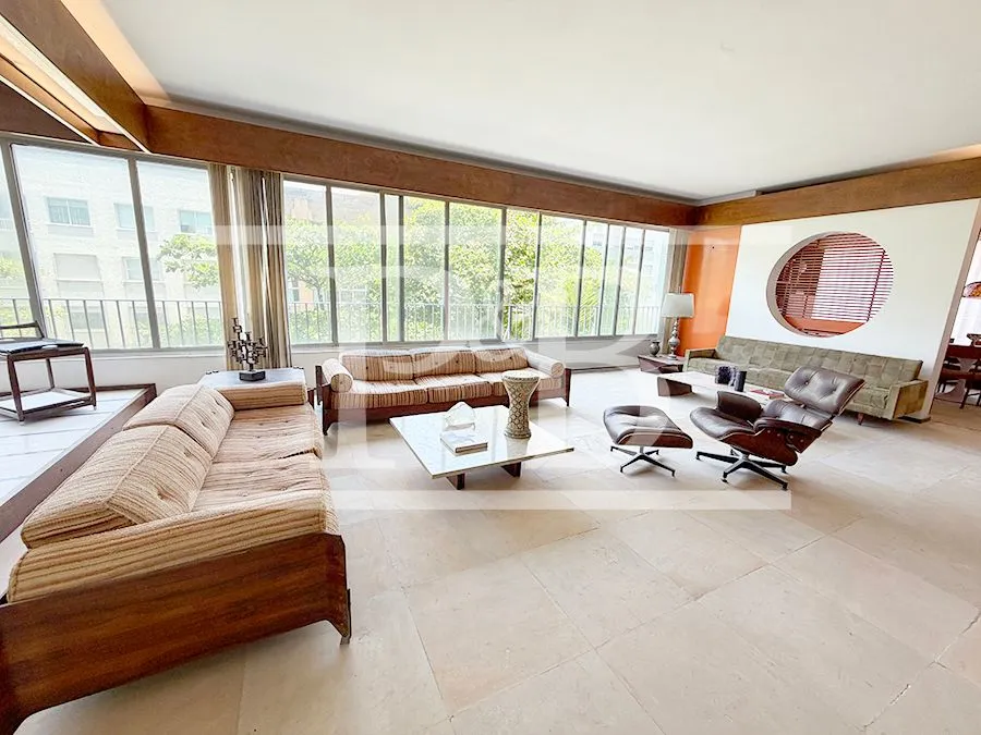 310 m² apartment with floor-to-ceiling windows and a bathtub