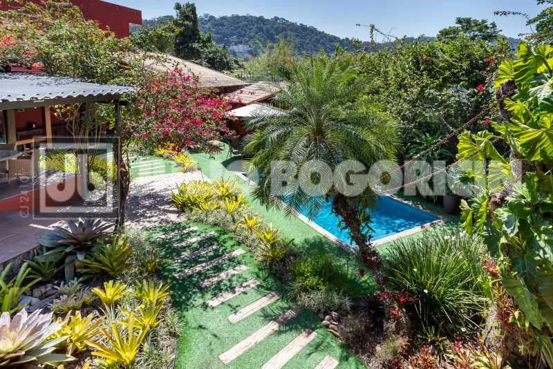 Balcony with a grill in a 5-bedroom house, 392 m² — photo 28