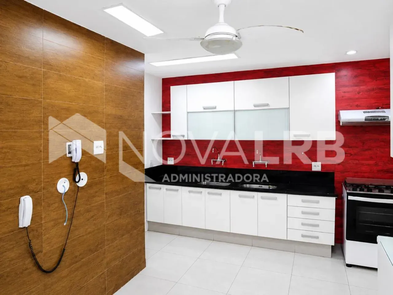 4-bedroom apartment with enclosed glass balcony — photo 66