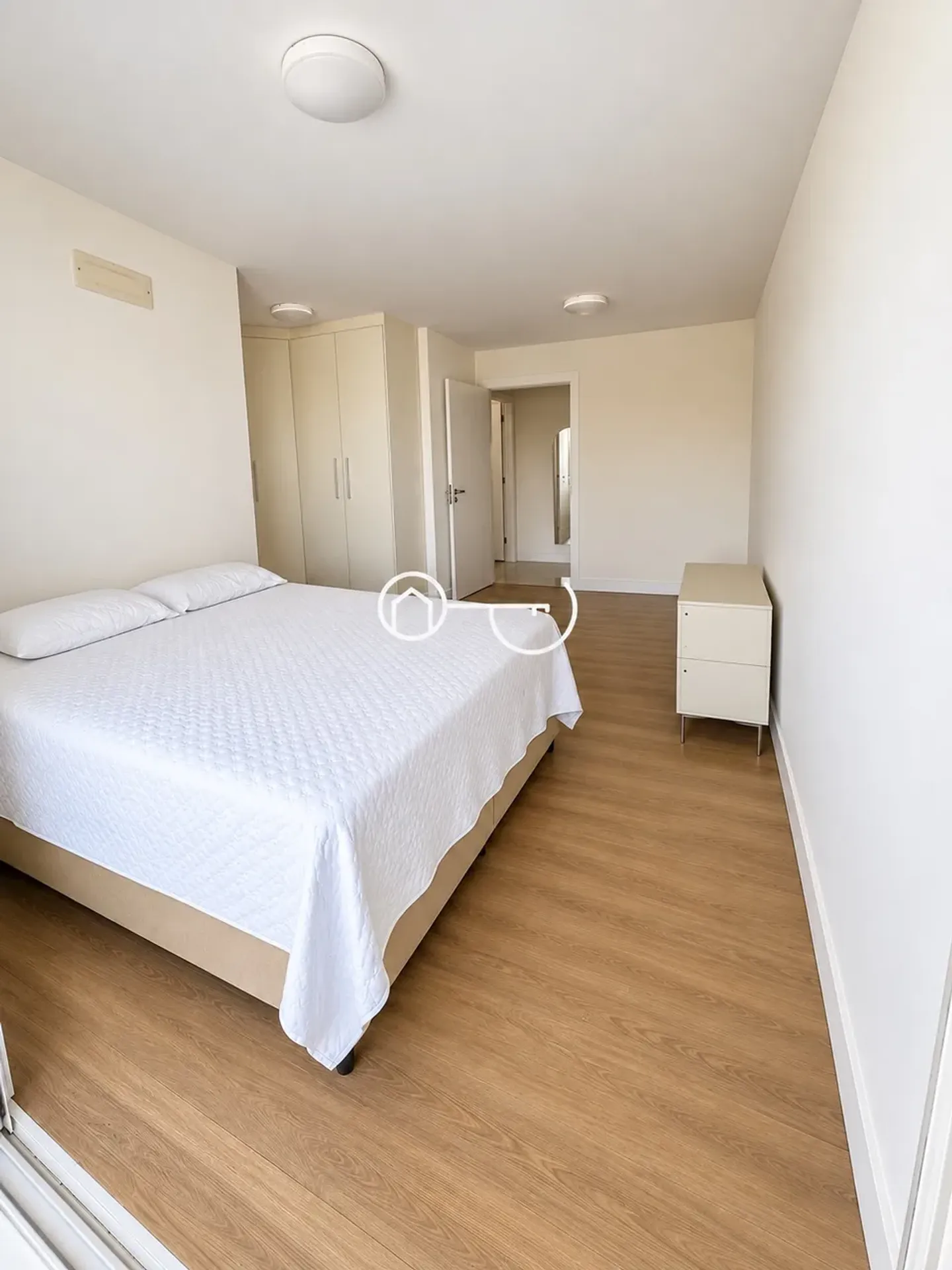 Furnished apartment, 79 m², with floor-to-ceiling windows — photo 4