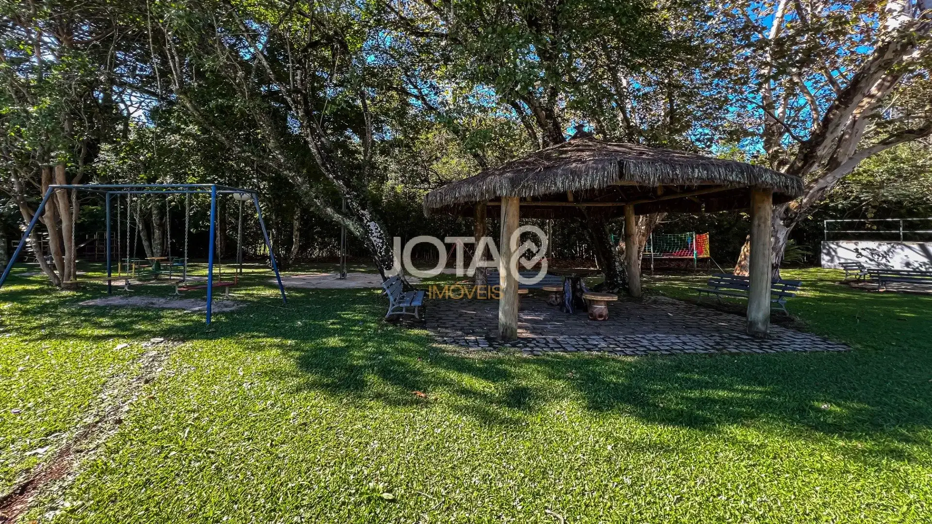 Furnished 532 m² home with yard and private BBQ — photo 17