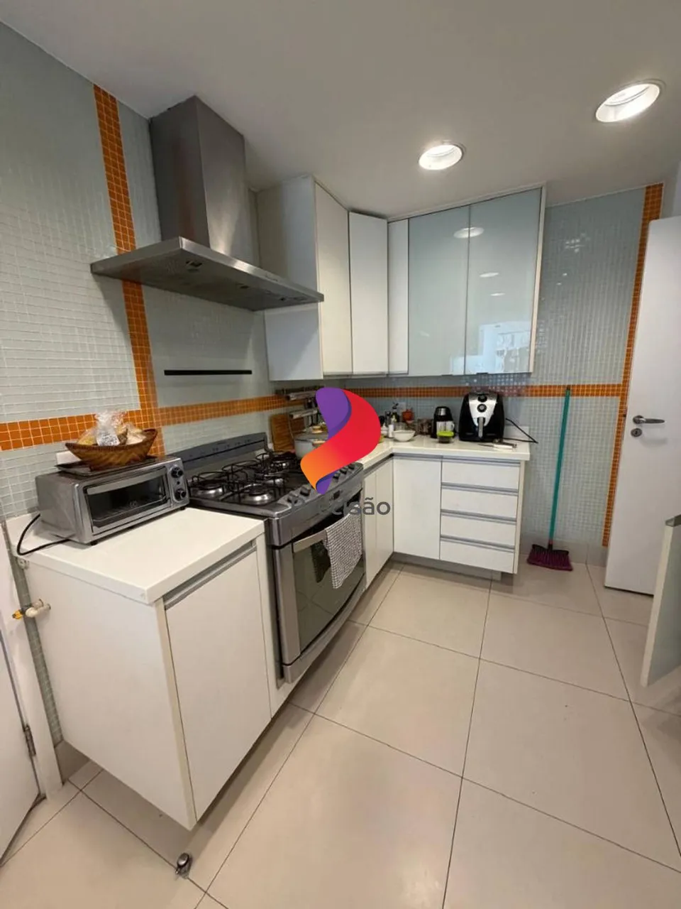 Furnished 3-bedroom apartment with 240 m² total — photo 16