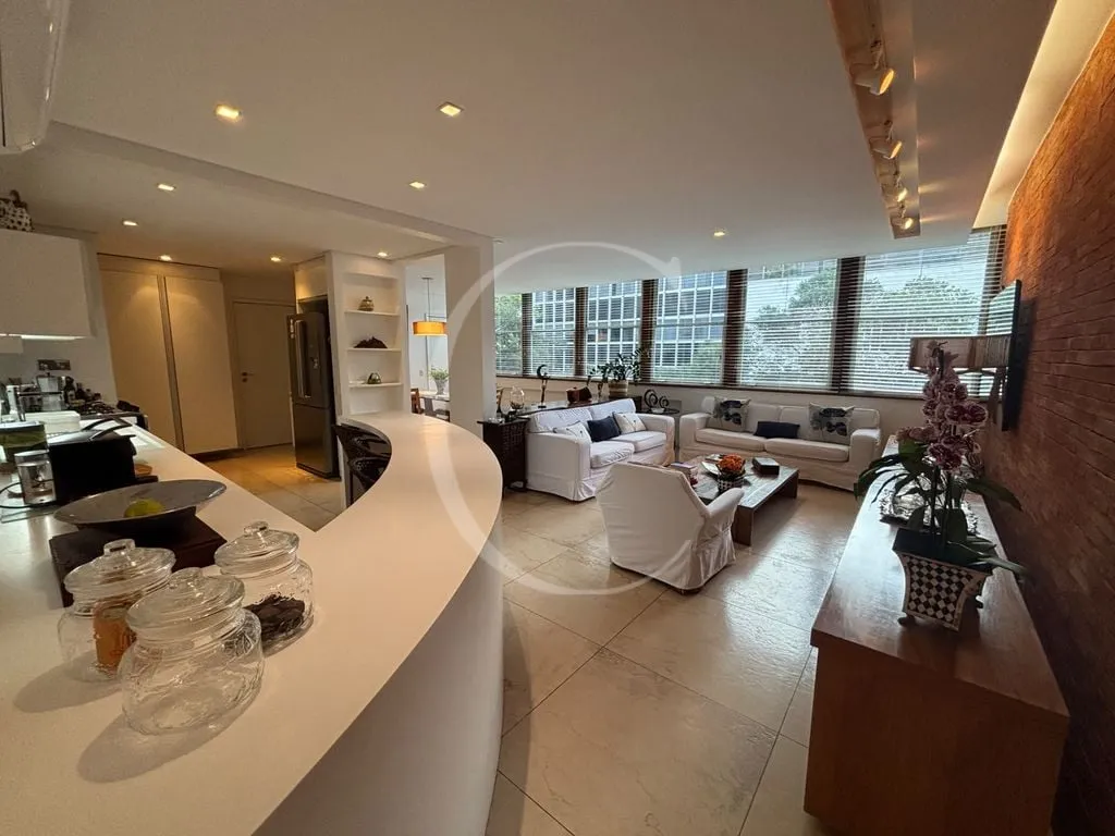 Bathtub in a 3-bedroom apartment, 127 m² — photo 16