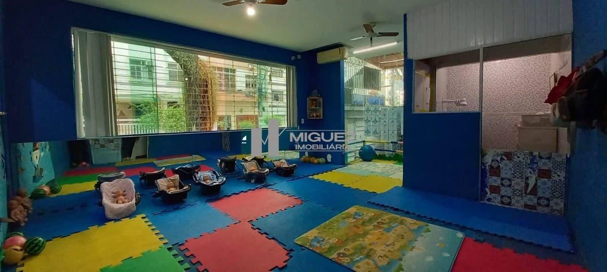 One-bedroom apartment in a building with a gym — photo 11