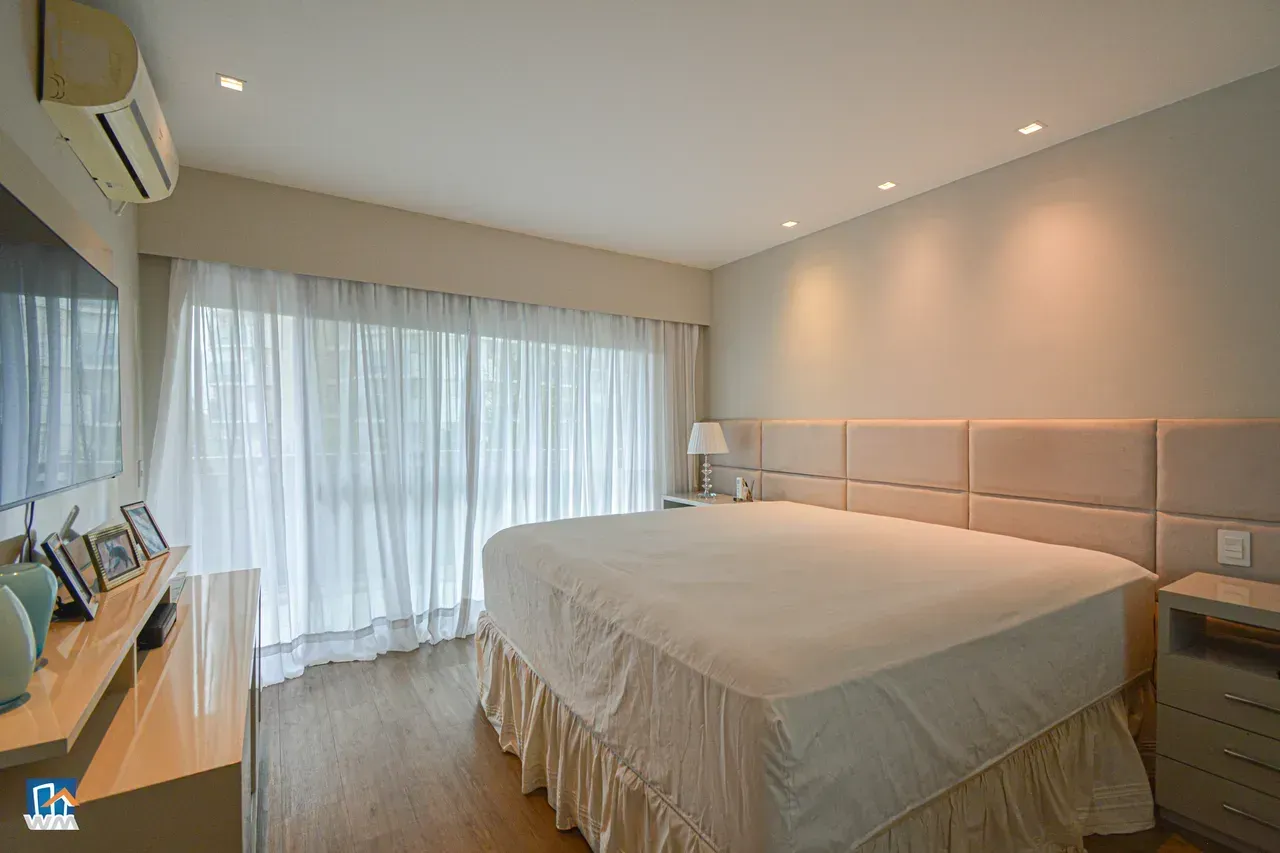4-bedroom apartment with open-plan kitchen and electric stove — photo 24