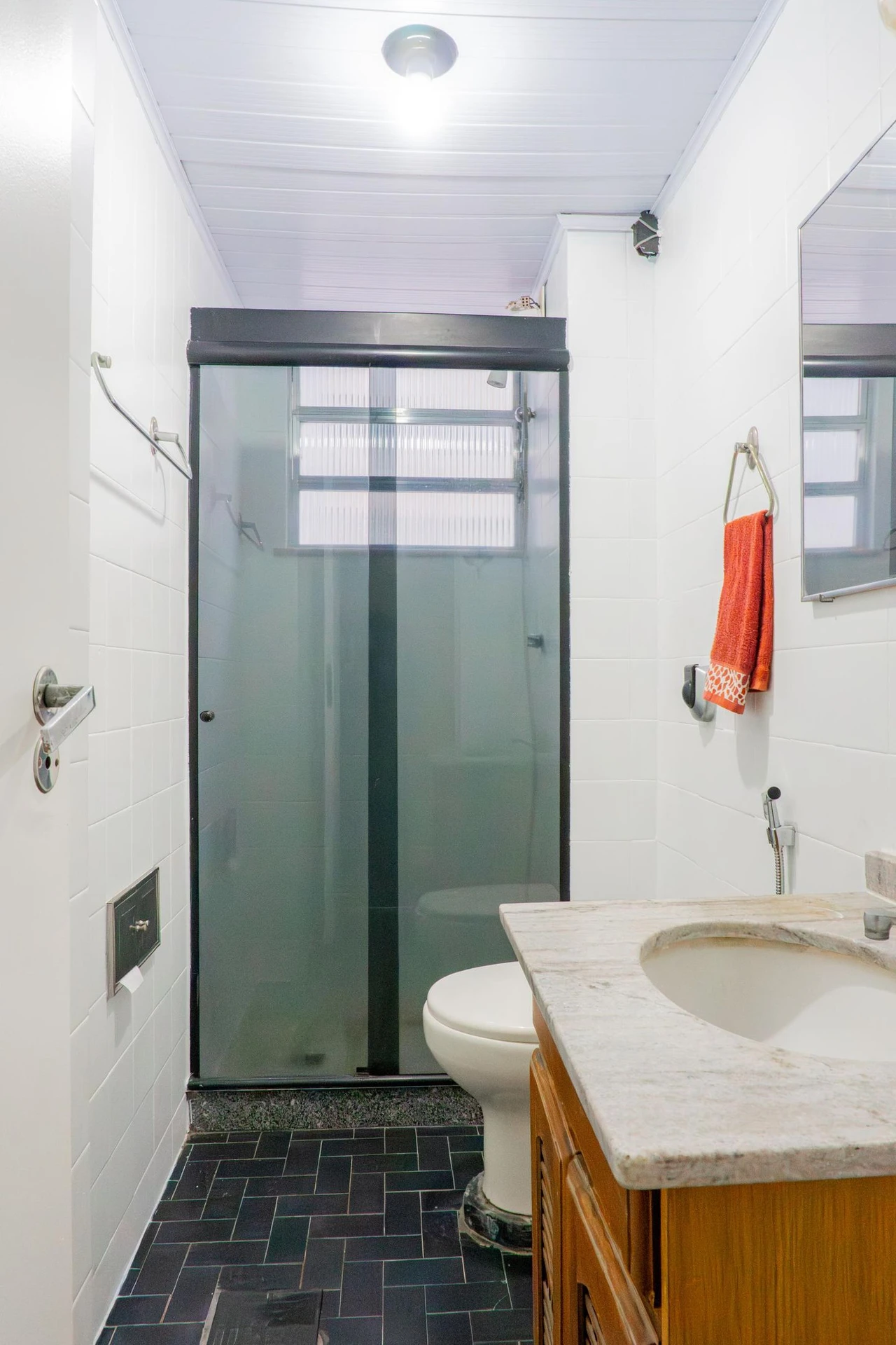 3-bedroom apartment with wood or laminate floors — photo 12