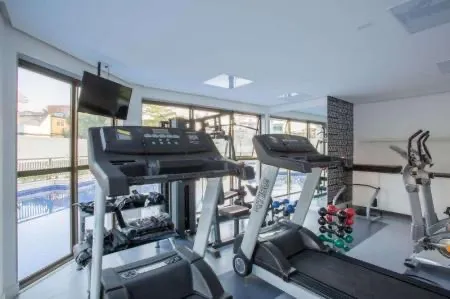 One-bedroom apartment in a building with a gym — photo 9
