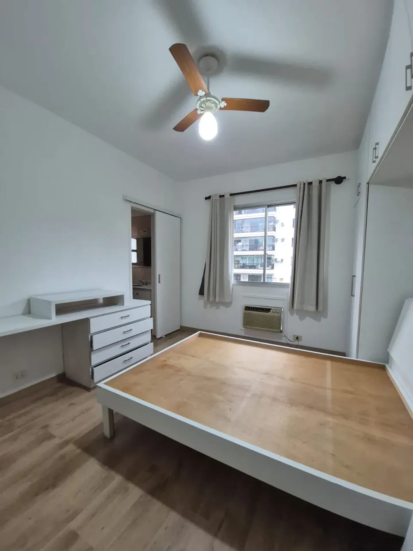 Home office in a 3-bedroom apartment, 140 m² — photo 9
