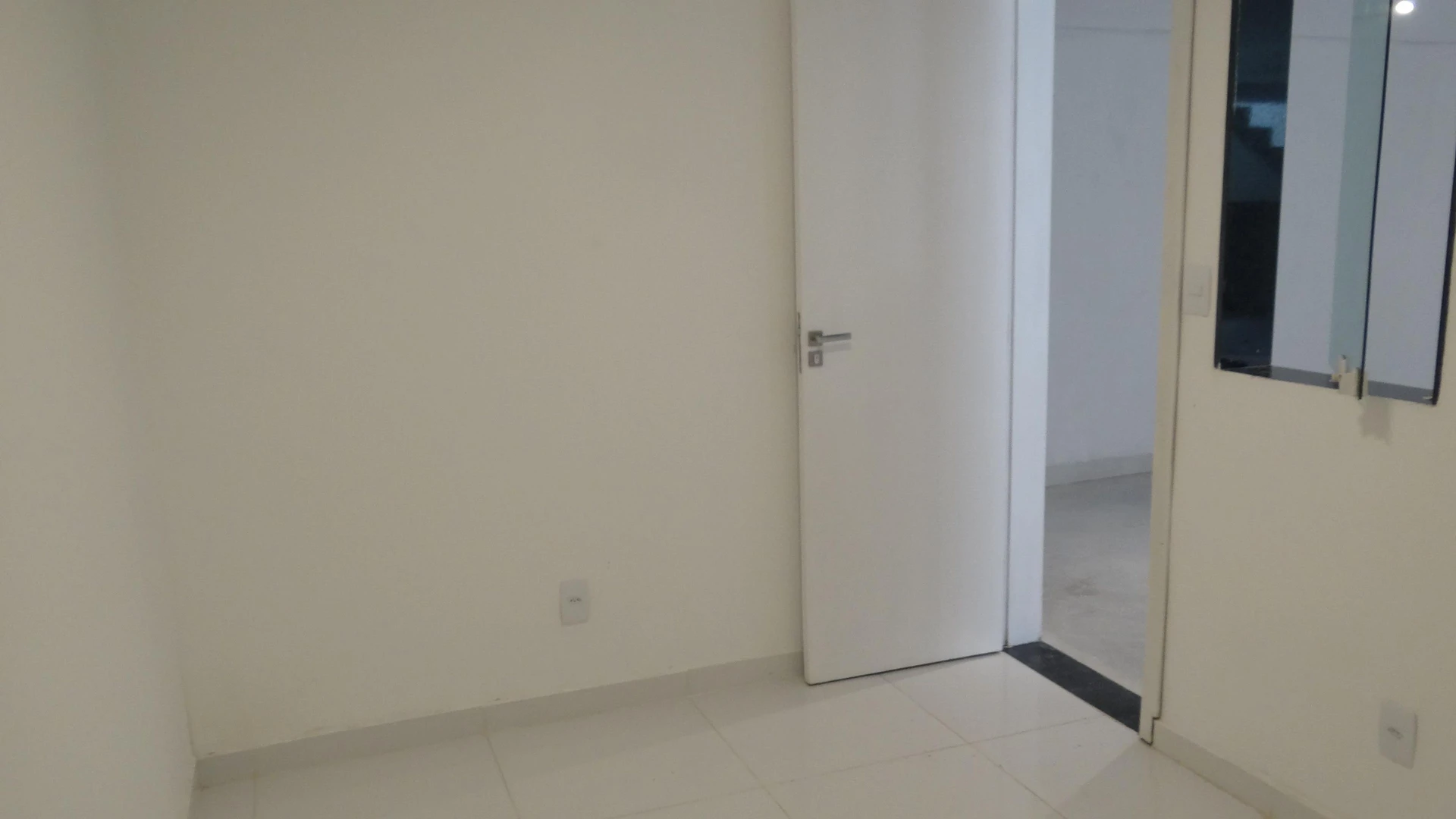 Casa de 384 m² com janelas do piso ao teto e varanda gourmet — photo 139