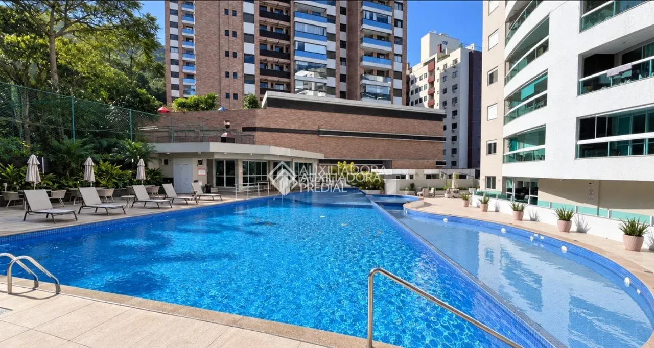 Balcony with a grill in a 4-bedroom apartment, 125 m² — photo 18