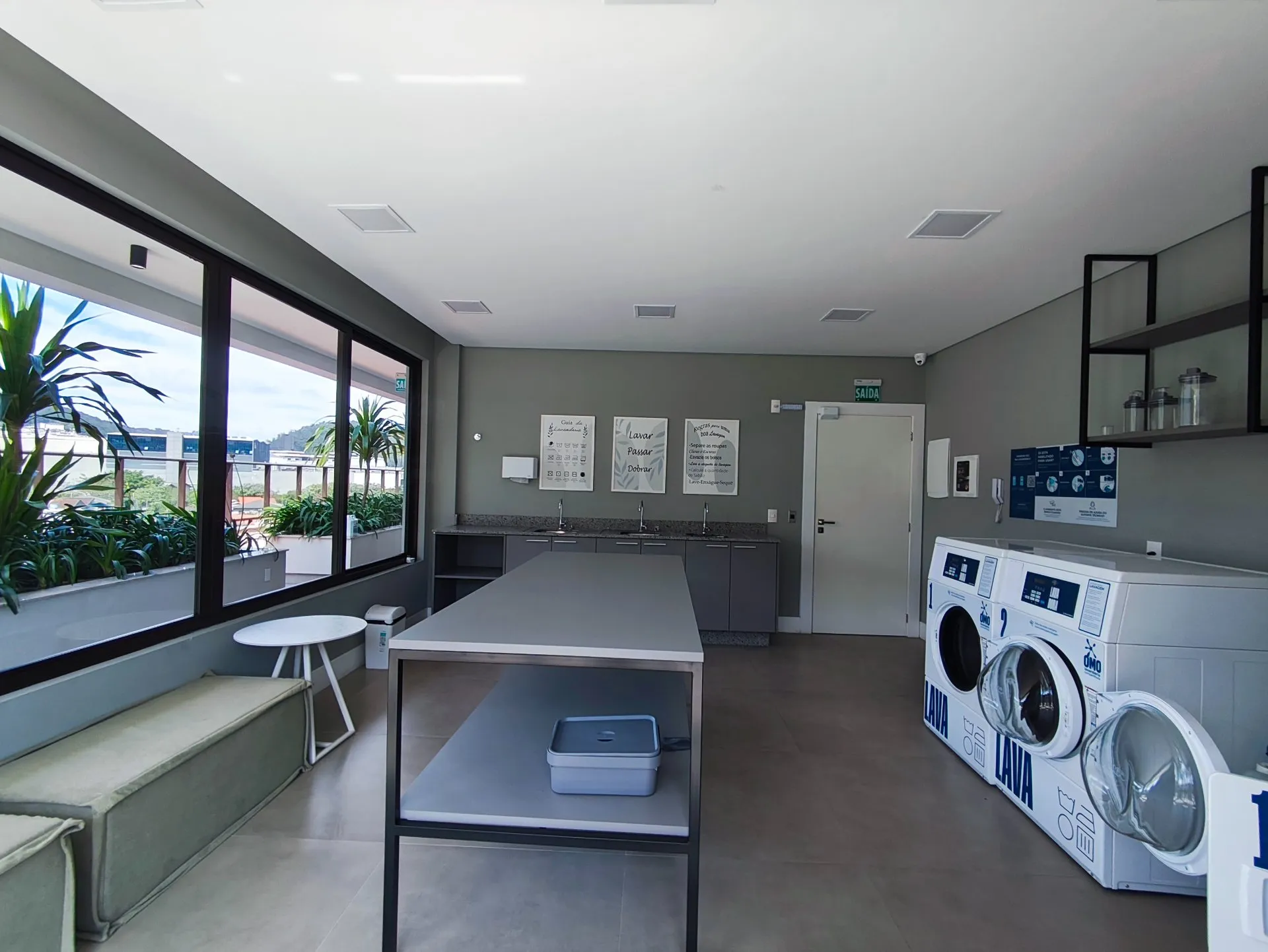 One-bedroom apartment in a building with a heated pool — photo 13