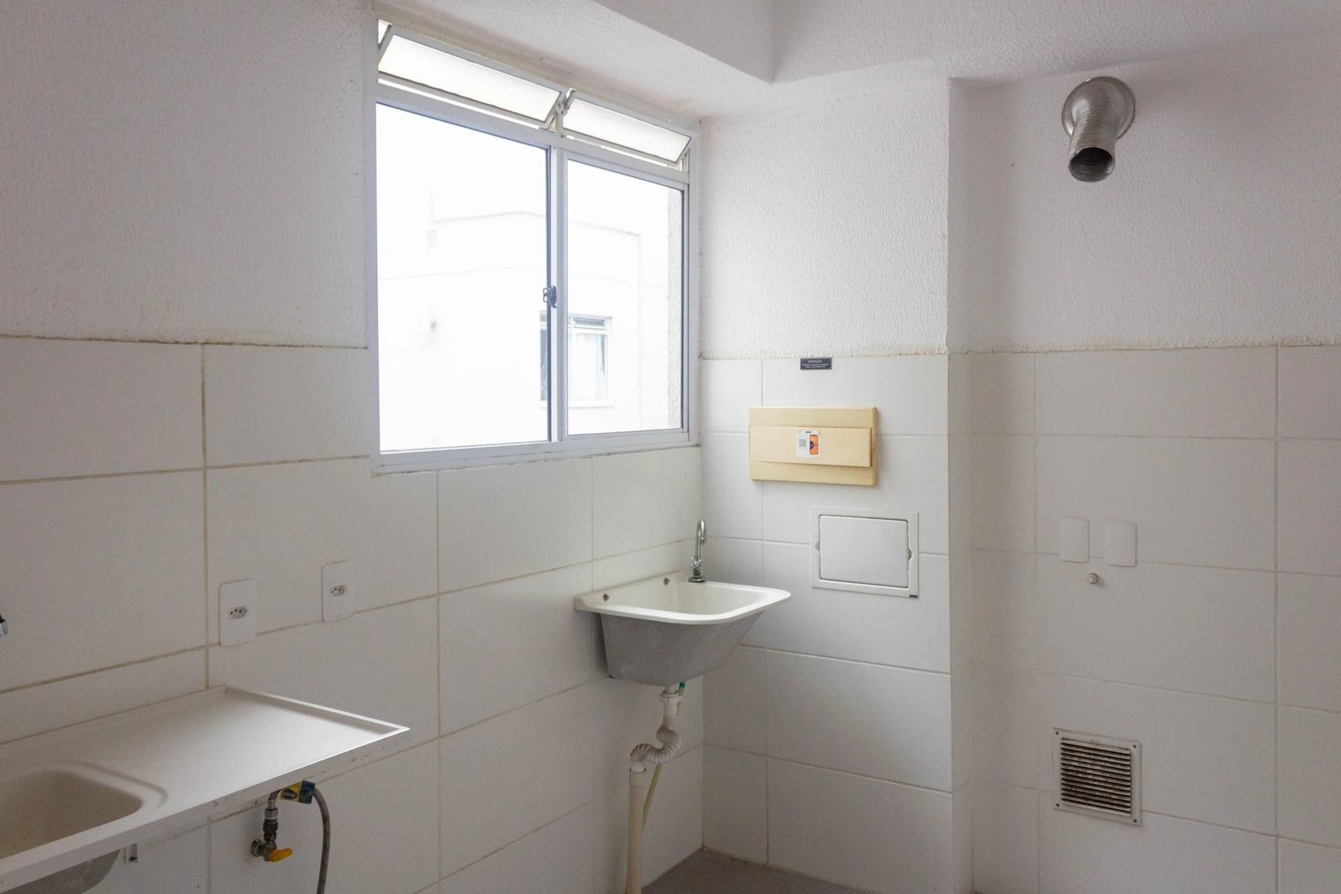 2-bedroom apartment in a building with a pool — photo 24