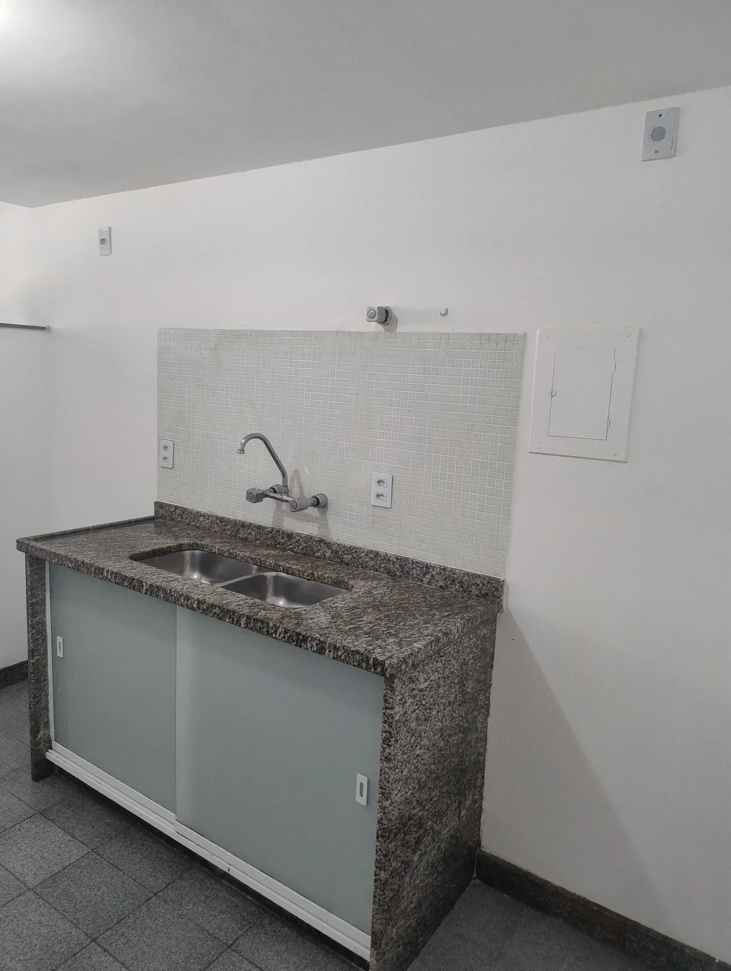 1st-floor apartment with 4 bedrooms, balcony and suite — photo 4