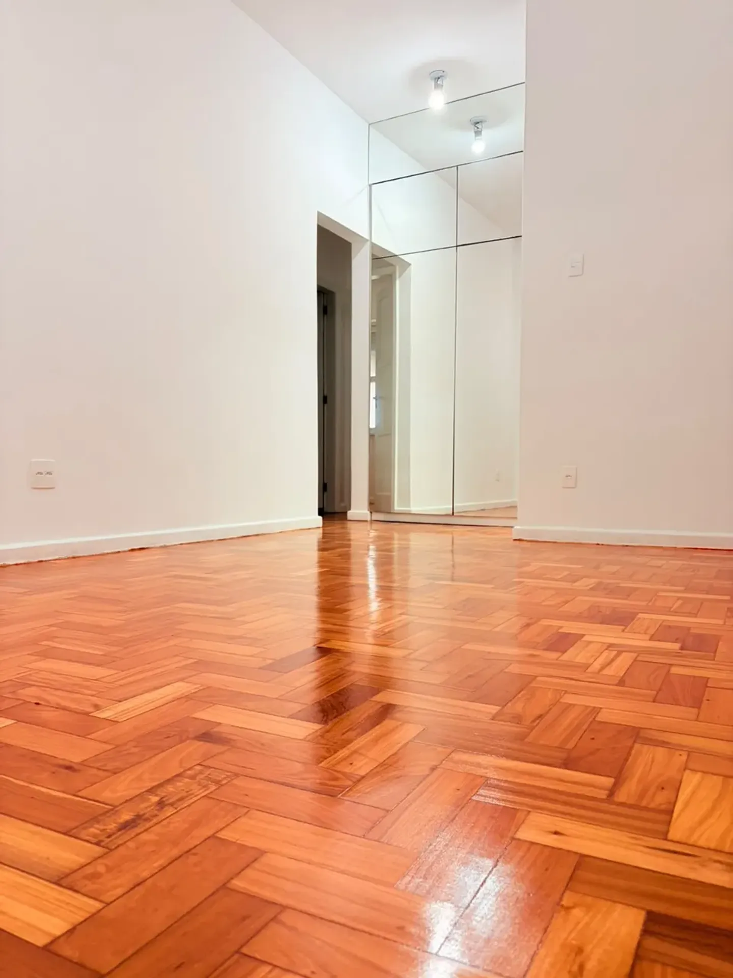 Apartment on the 8th floor with wood or laminate floors