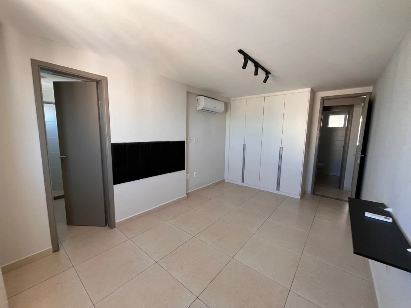 4-bedroom apartment in a building with a gym — photo 13