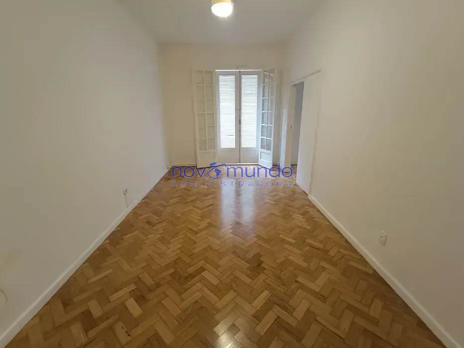 Apartamento de 3 quartos com piso de madeira ou laminado — photo 9