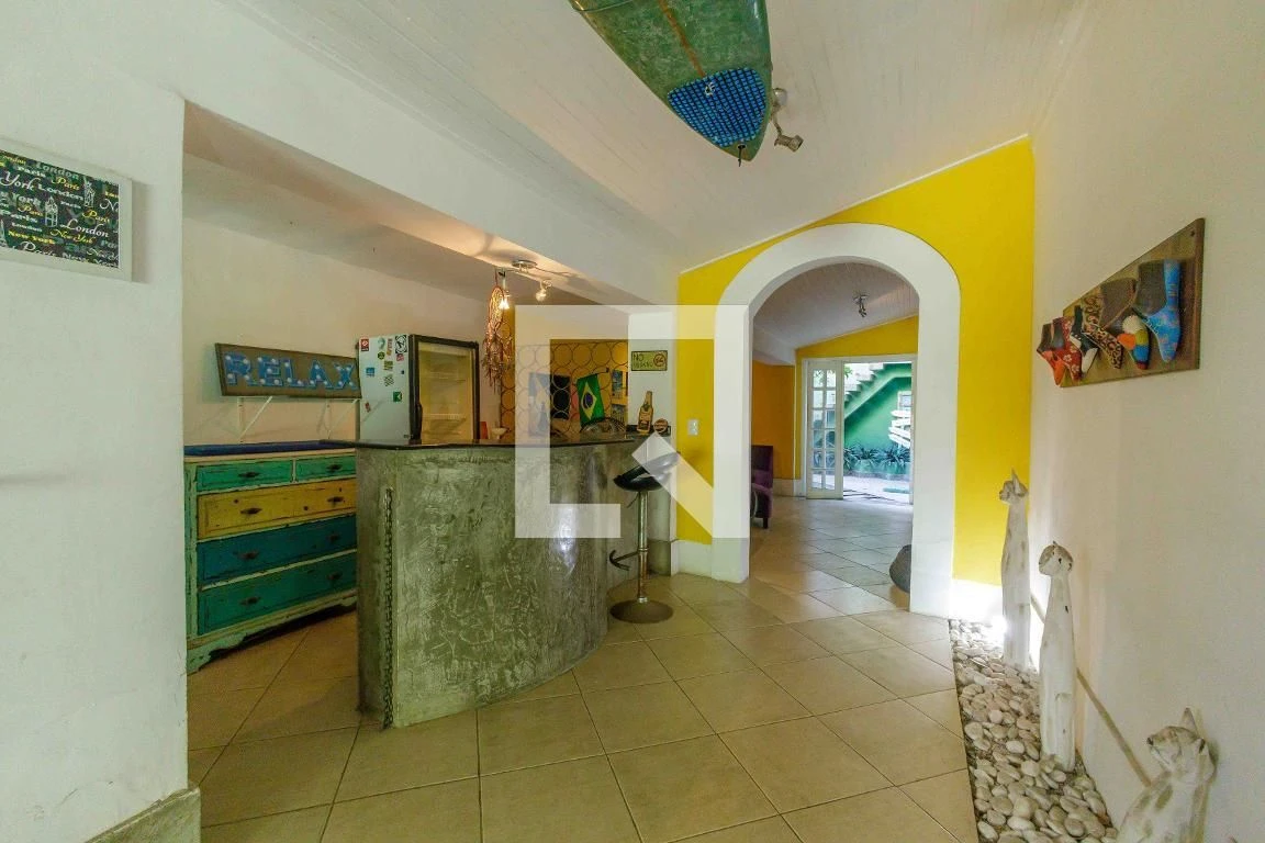 House with 6 bedrooms, private garden and condo pool — photo 2