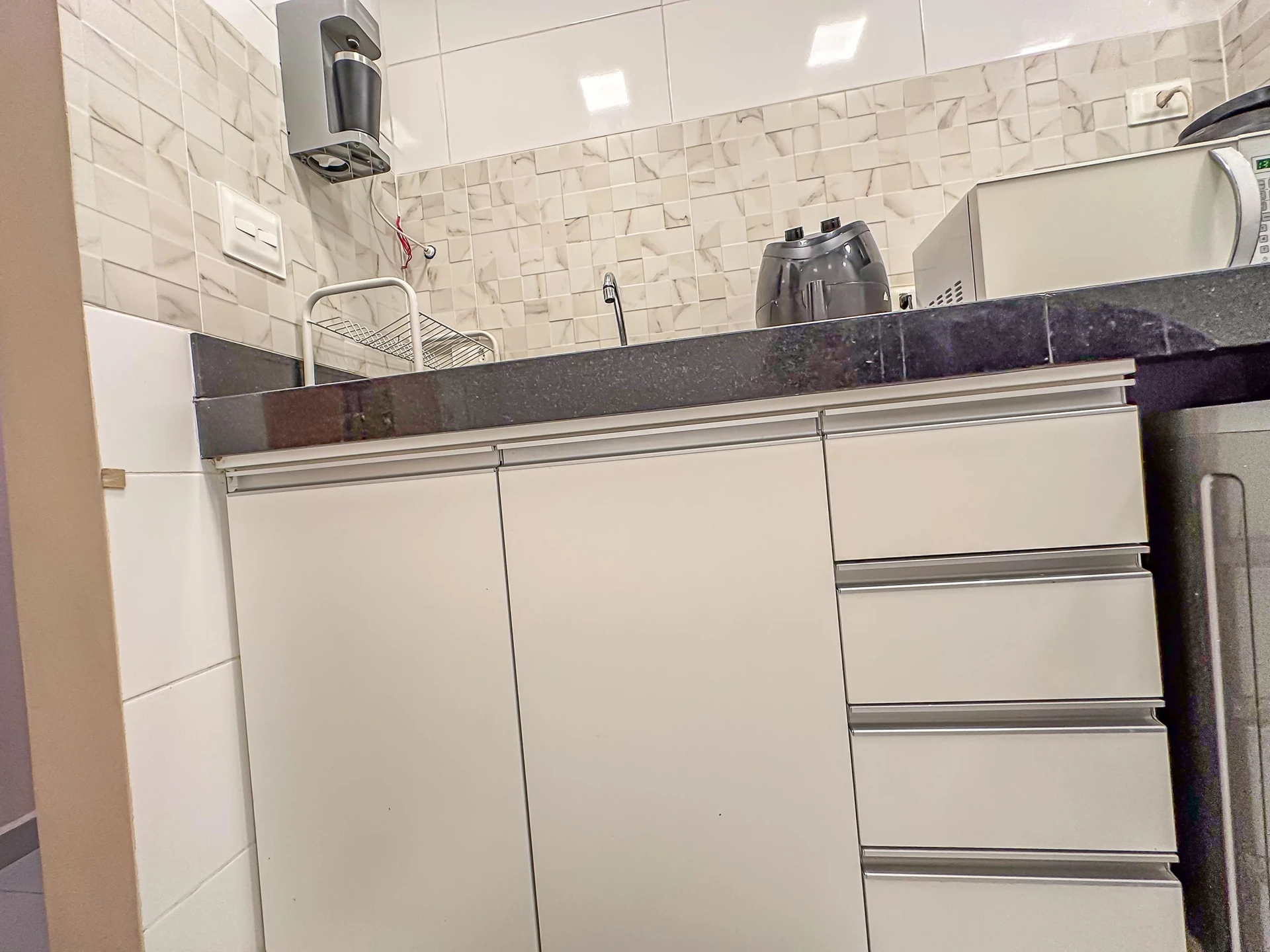 Furnished 1-bedroom apartment with a closed kitchen — photo 20