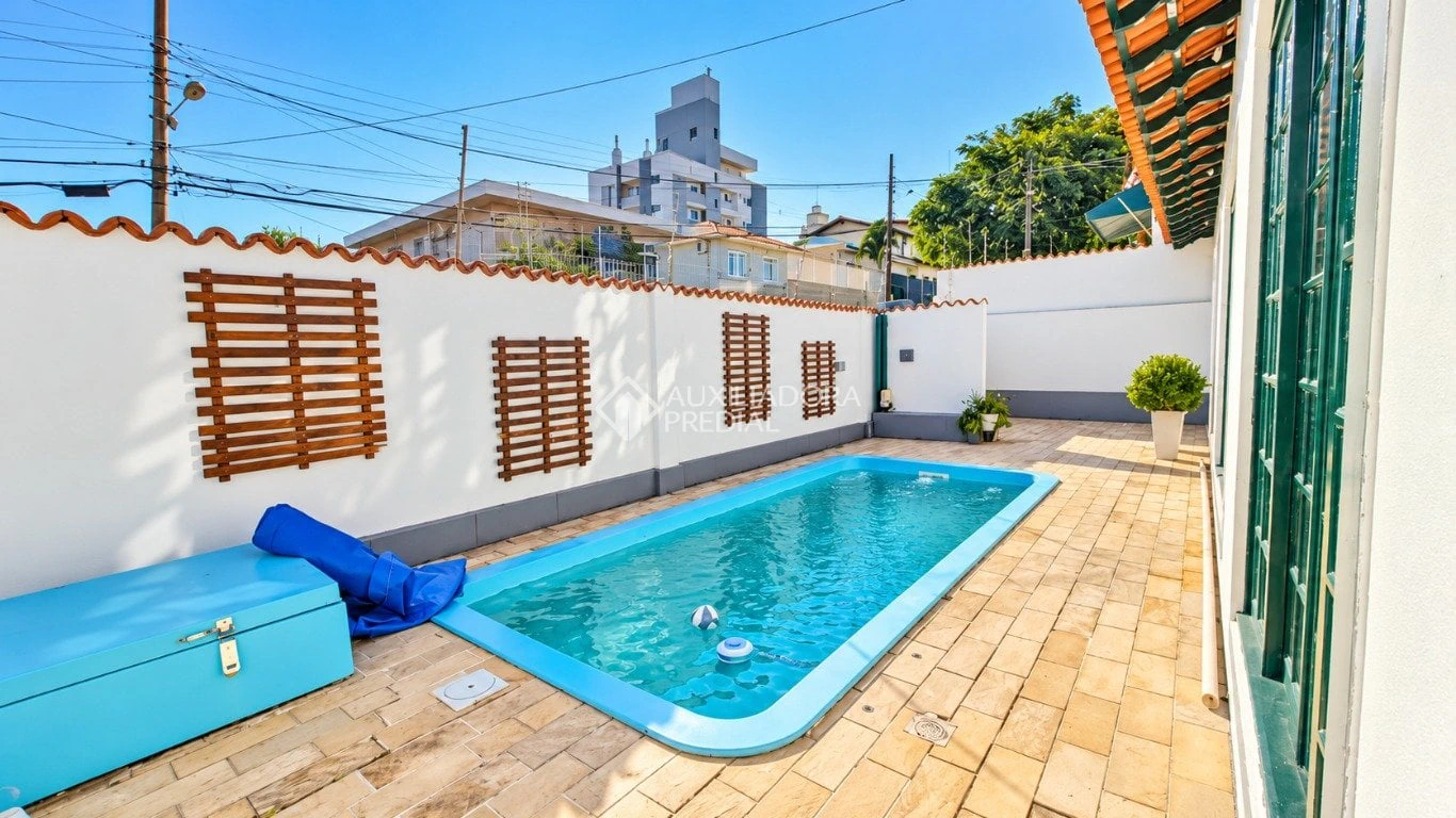 405 m² house with a water view and a bathtub — photo 3