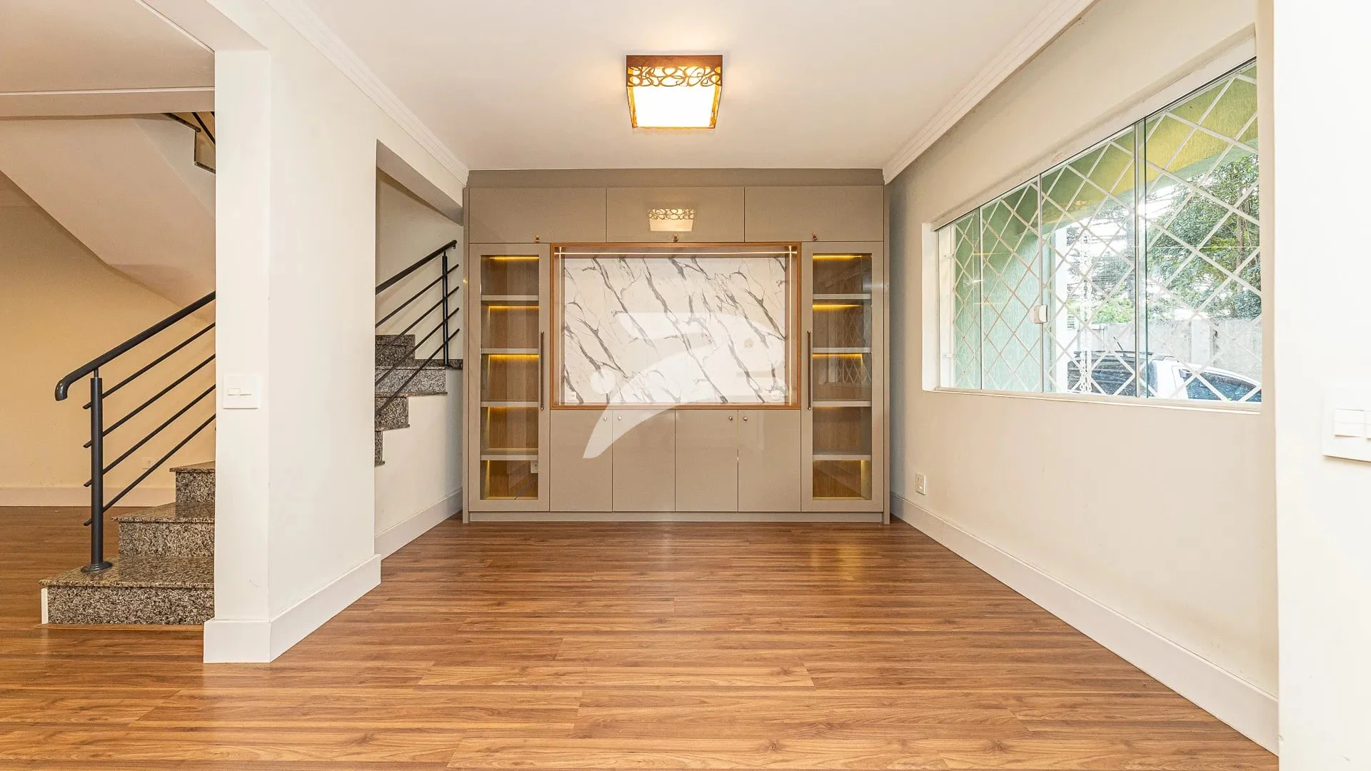 Balcony with a grill in a 3-bedroom house, 168 m² — photo 13