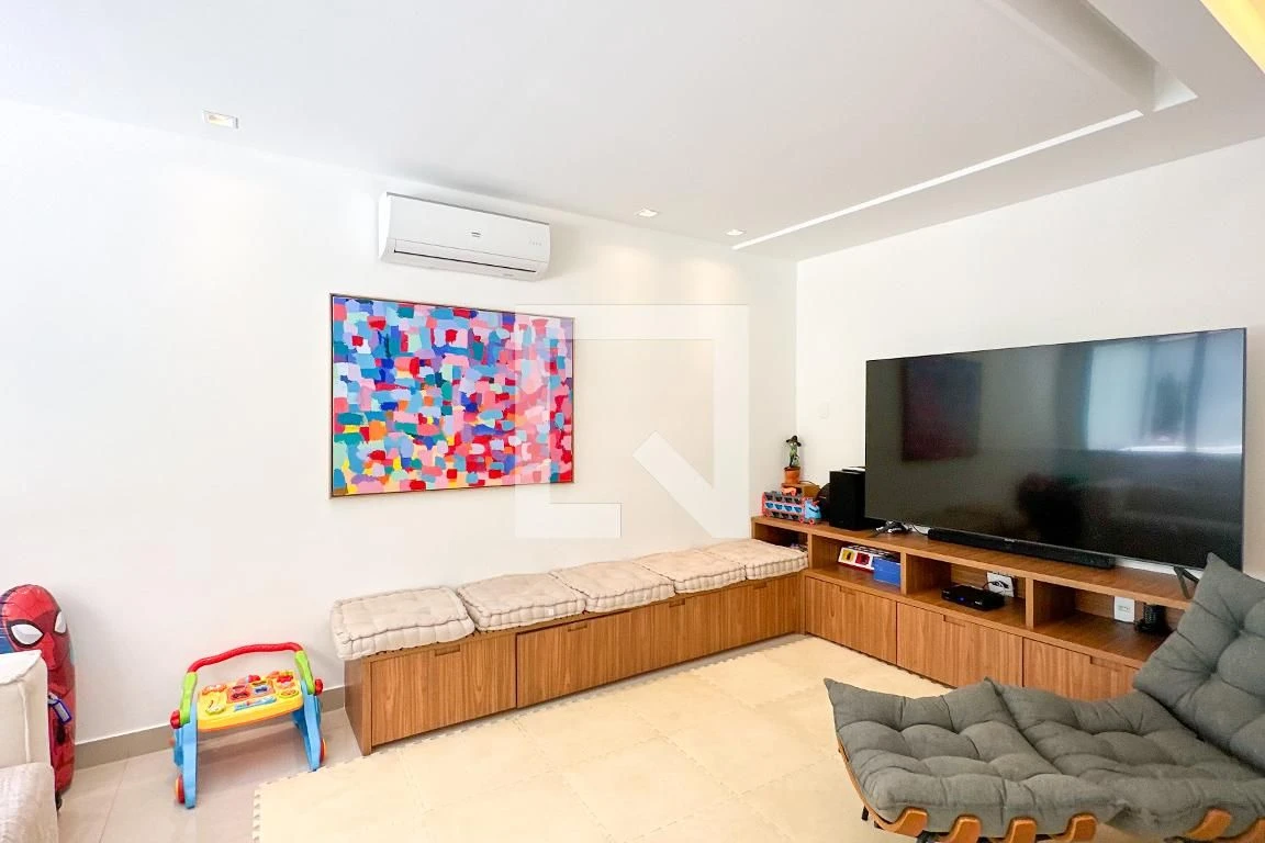 4-bedroom apartment with floor-to-ceiling windows