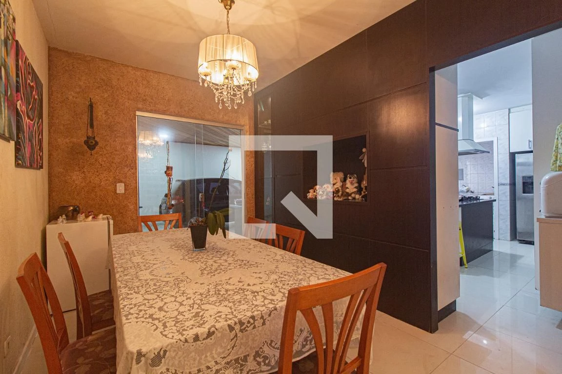3-bedroom house with a walk-in closet in Curitiba — photo 25