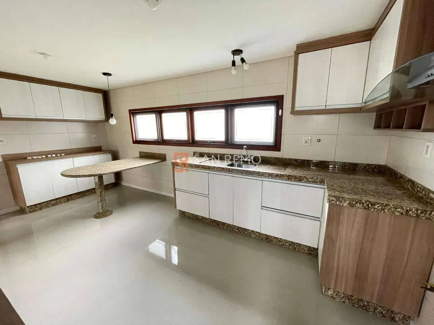House with 4 bedrooms and 1 en-suite, 600 m² — photo 2