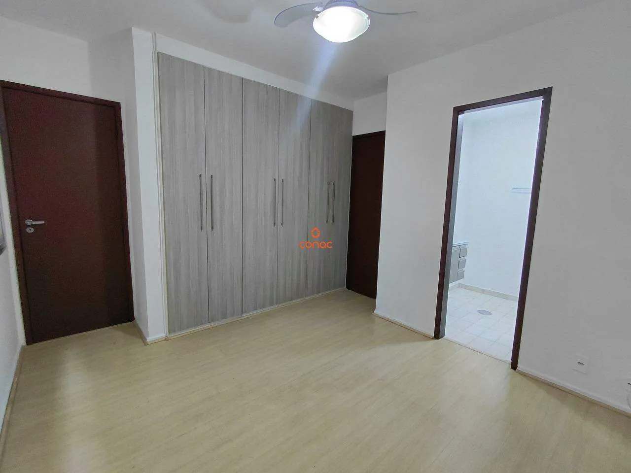 Wood or laminate floors in a 2-bedroom apartment, 88 m² — photo 3