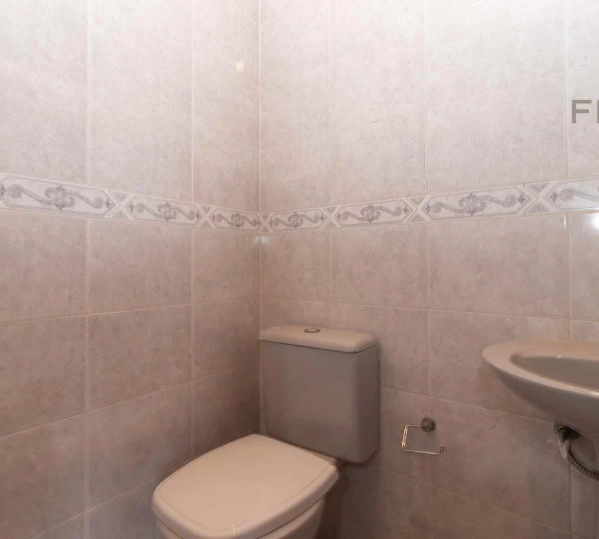 4-bedroom house with a bathtub in Curitiba — photo 39