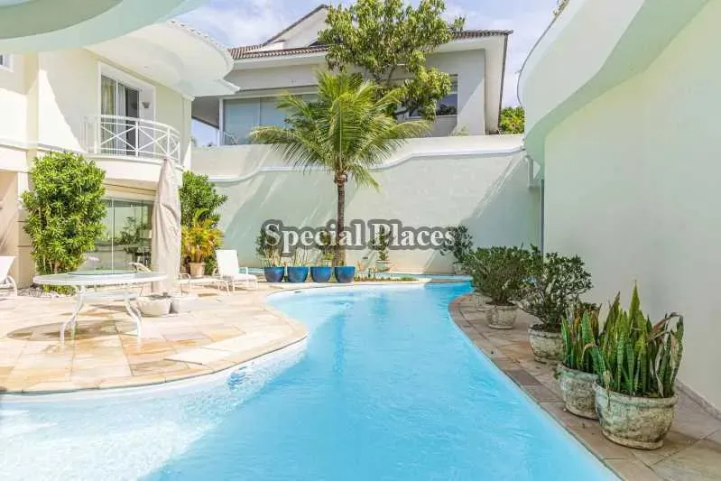 Furnished home with 5 bedrooms and 5 parking spaces — photo 5