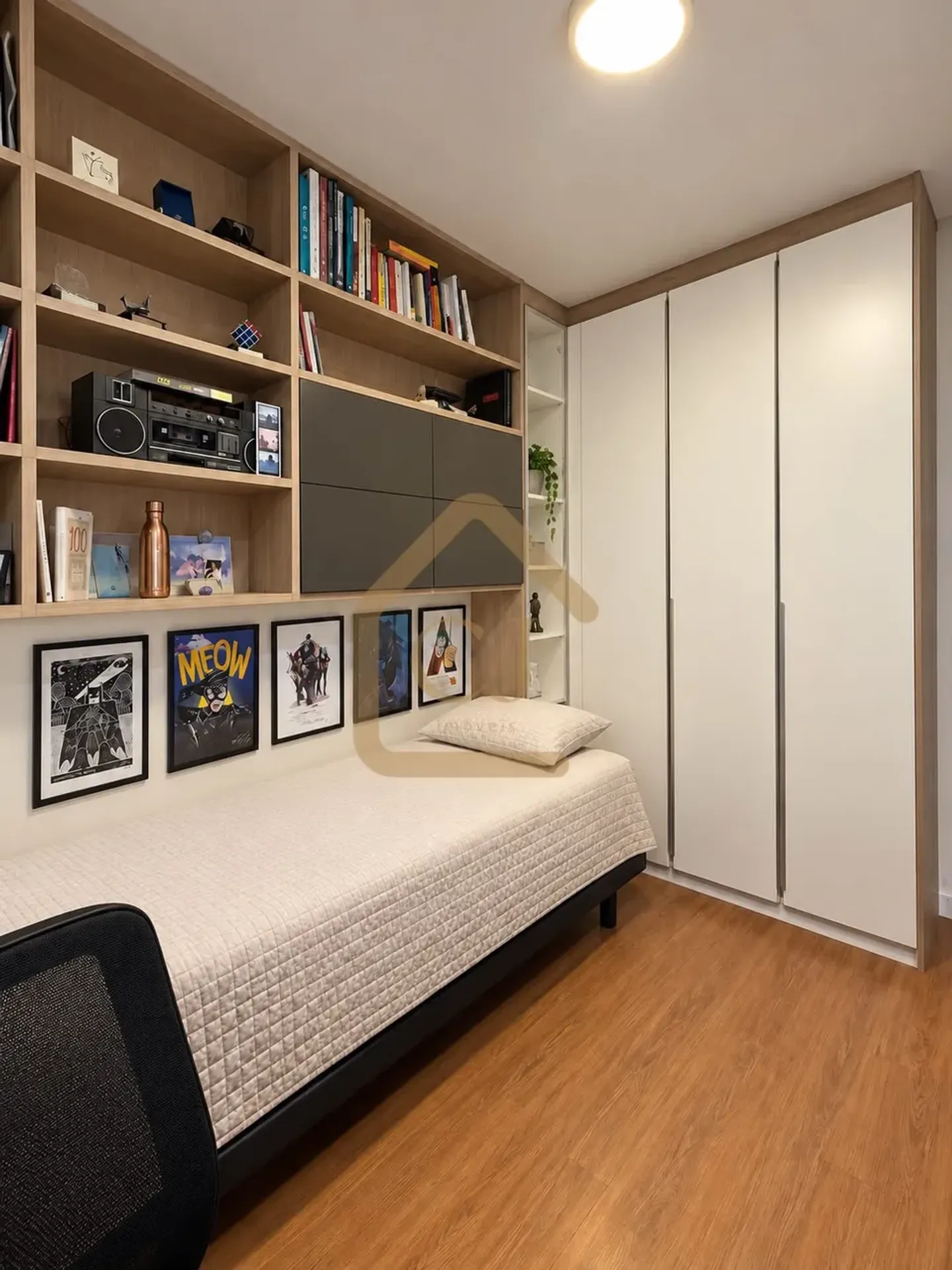 4-bedroom apartment in a building with a heated pool — photo 11