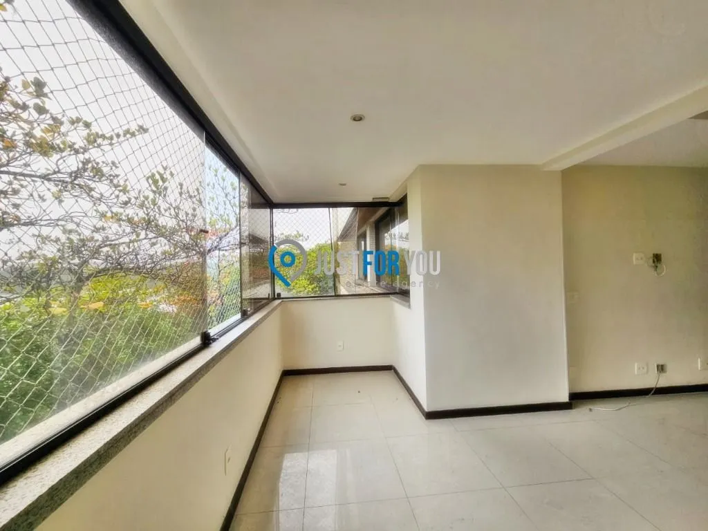 Apartamento com 3 dormitórios e varanda fechada de vidro — photo 7