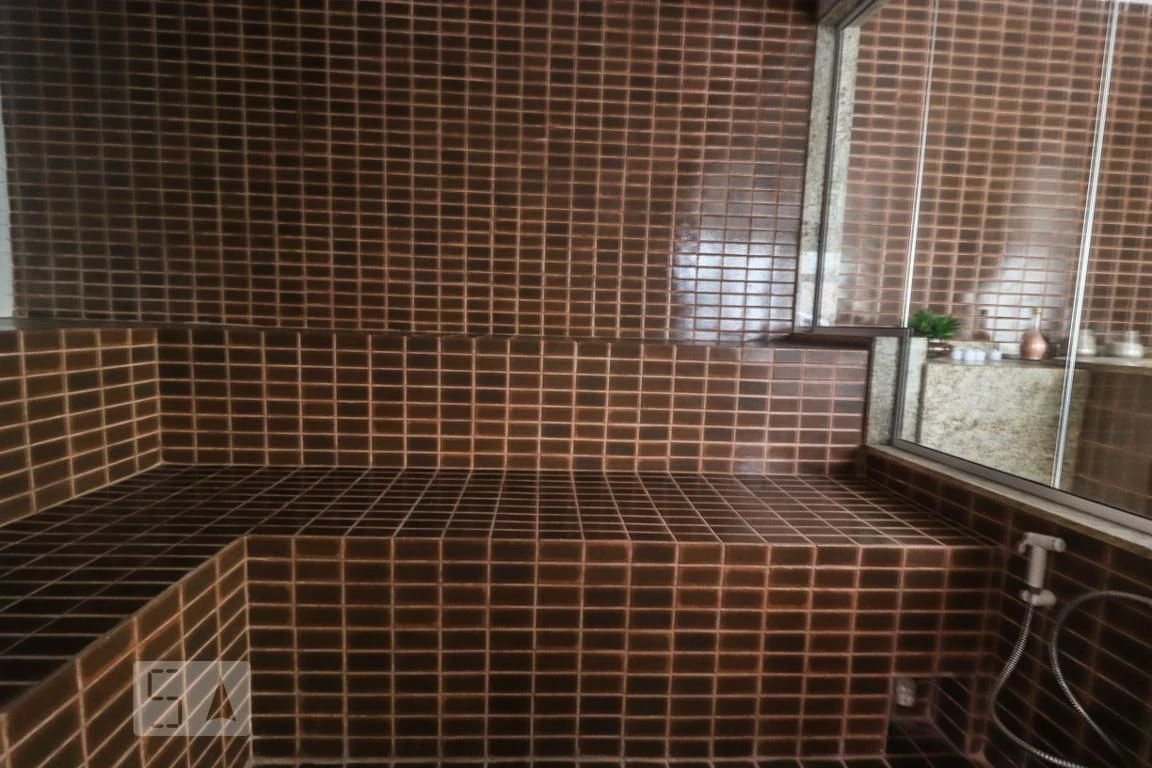 Furnished 1-bedroom apartment with a glassed balcony — photo 61